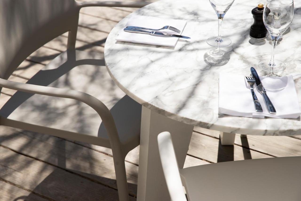 Hotel Plage Palace & Spa Palavas-les-Flots Exterior photo A table with a marble tabletop